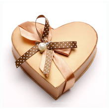 Caixa personalizada de chocolate em forma de coração com fita de seda